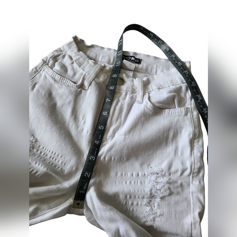 FASHION NOVA | DISTRESSED | WHITE JEANS |SIZE 1 (W24) - Picture 9 of 11